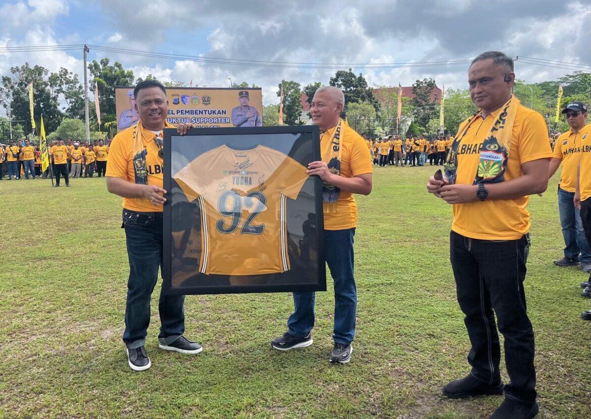 Kepala Korps Lalu Lintas (Kakorlantas) Polri Irjen Pol Agus Suryonugroho ditemui usai pembentukan Elbhara Kalsel di halaman Mapolda Kalsel di Banjarbaru, Sabtu (17/5/2025). (Foto Iman Satria