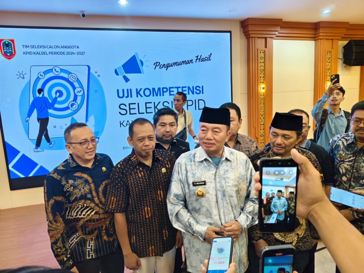 Gubernur Kalsel didampingi wakilnya H Hasnuryadi Sulaiman bersama Tim Seleksi Calon Anggota KPID Provinsi Kalsel dan Komisi I DPRD Provinsi Kalsel menyampaikan keterangan pers terkait hasil seleksi.(foto : ist)