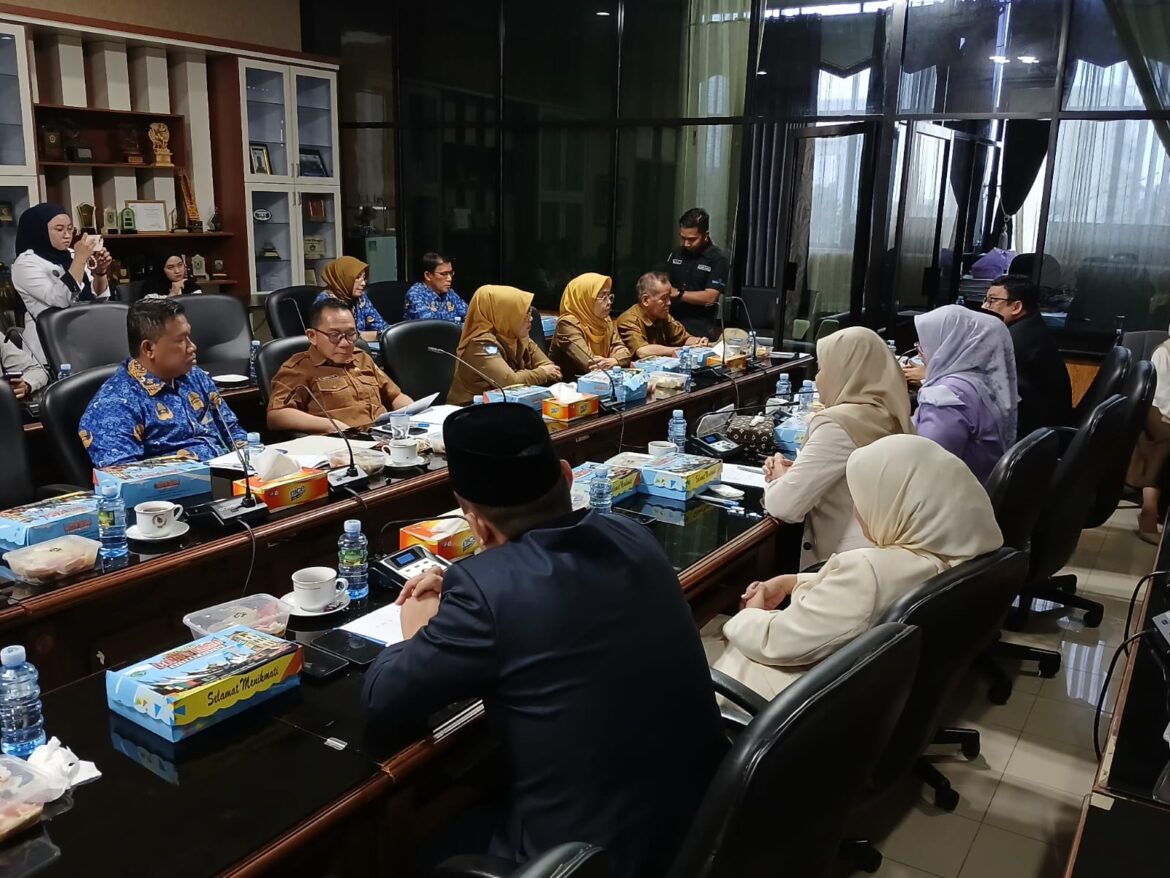 Komisi IV DPRD Provinsi Kalsel menggelar rapat kerja mengundang SMAN 1 Sungai Tabuk dan Dinas Pendidikan Provinsi Kalsel terkait viralnya perpisahan siswa di THM Hexagon Banjarmasin.(foto : sophan/brt)