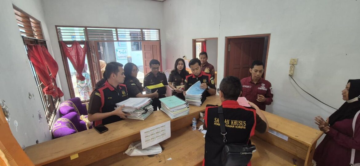 Kasi Pidsus Kejari HSS Gusti Muhamad Kahfi Alamsyah, SH memimpin penggeladahan di Kantor UPK dan menyita sejumlah dokumen. (Foto: Istimewa)