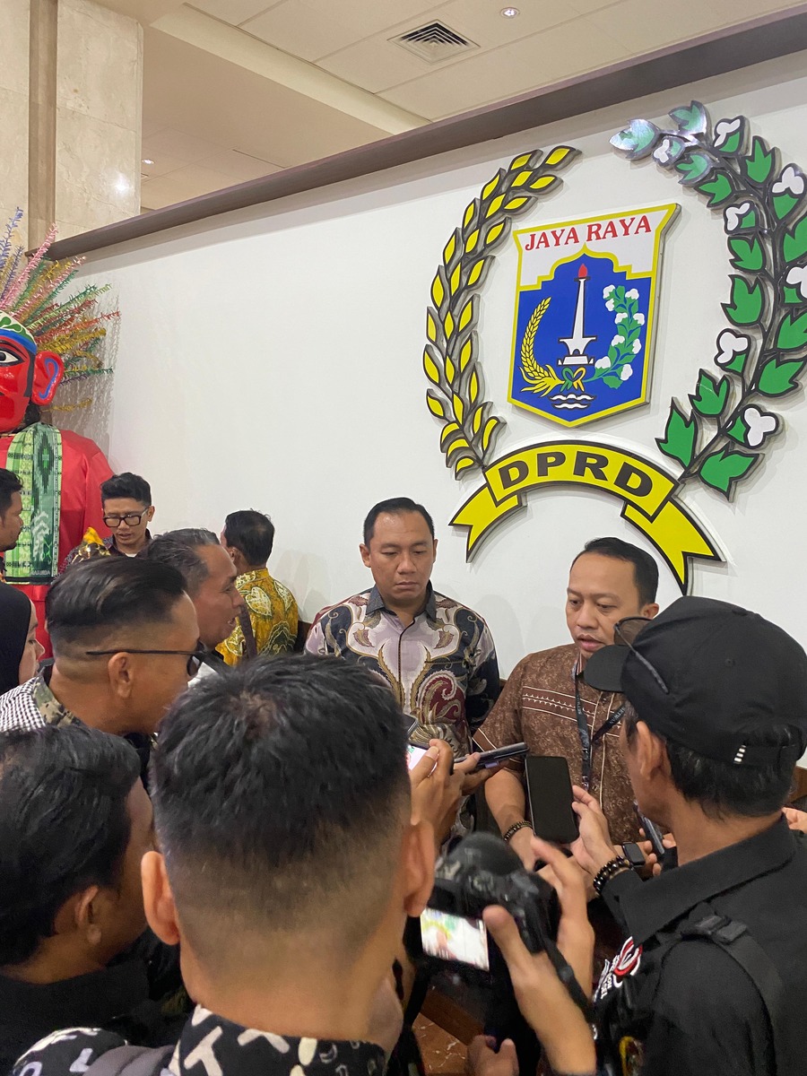 Kabag Persidangan dan Perundangan Sekretariat DPRD Provinsi Kalsel, HM Andri Yuzhar, S.STP, MIP didampingi Kasubbag Kehumasan dan Protokoler, Adi Radam.(foto : humasdprdkalsel)