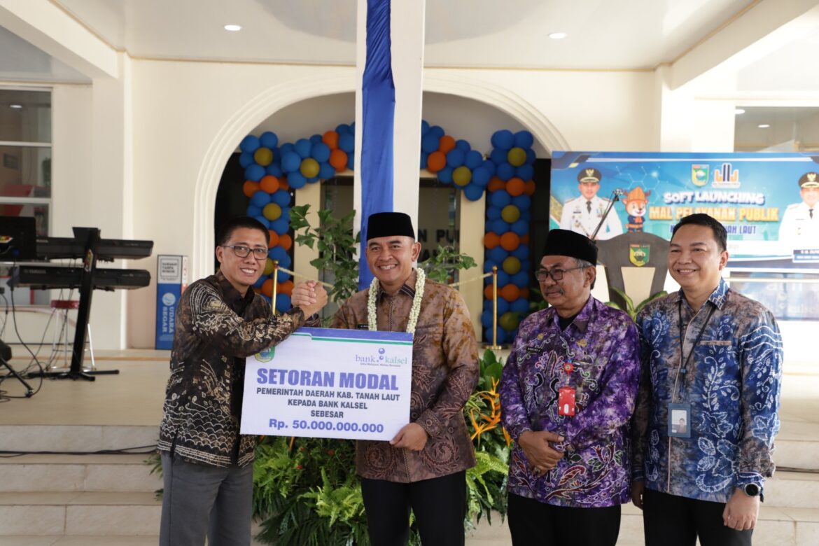 Direktur Utama Bank Kalsel Fachrudin dan Bupati Tanah Laut Rahmat Trianto (foto:humas bank kalsel)