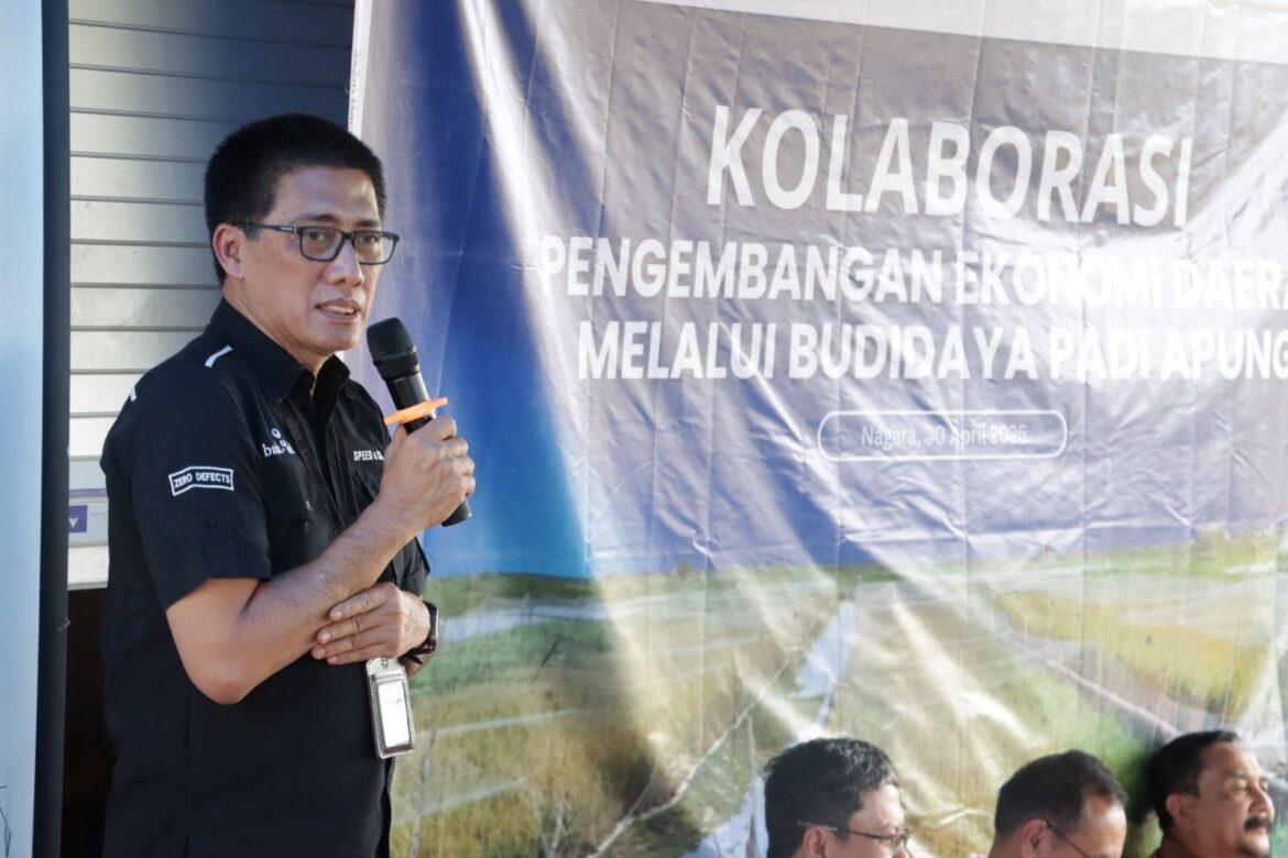 Direktur Utama Bank Kalsel Fachrudin Memberikan Penjelasan Padi Apung di HSS (foto:humas bank kalsel)