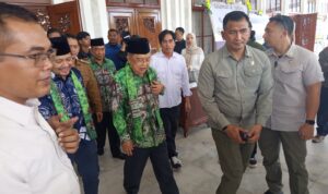 HM Jusuf Kalla Bersama Wakil Gubernur Kalsel Hasnuriyadi Sulaiman Saat Meninggalkan Gedung Mahligai Pancasila (foto:baritopost)