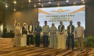 Pj Walikota Banjarbaru Subhan Yaumil bersama HM Roni Karmani Direktur Albis Nusa Wisata dan Kepala Kemenag Banjarbaru H Mukhlis Ridhani serta Perwakilan Jamaah Albis Indonesia