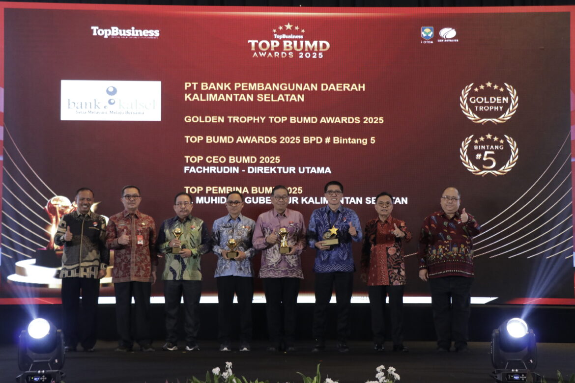 Raih Penghargaan Prestisius, Bank Kalsel Dikukuhkan Sebagai Penerima Golden Trophy TOP BUMD Awards 2025 (foto:humas bank kalsel)