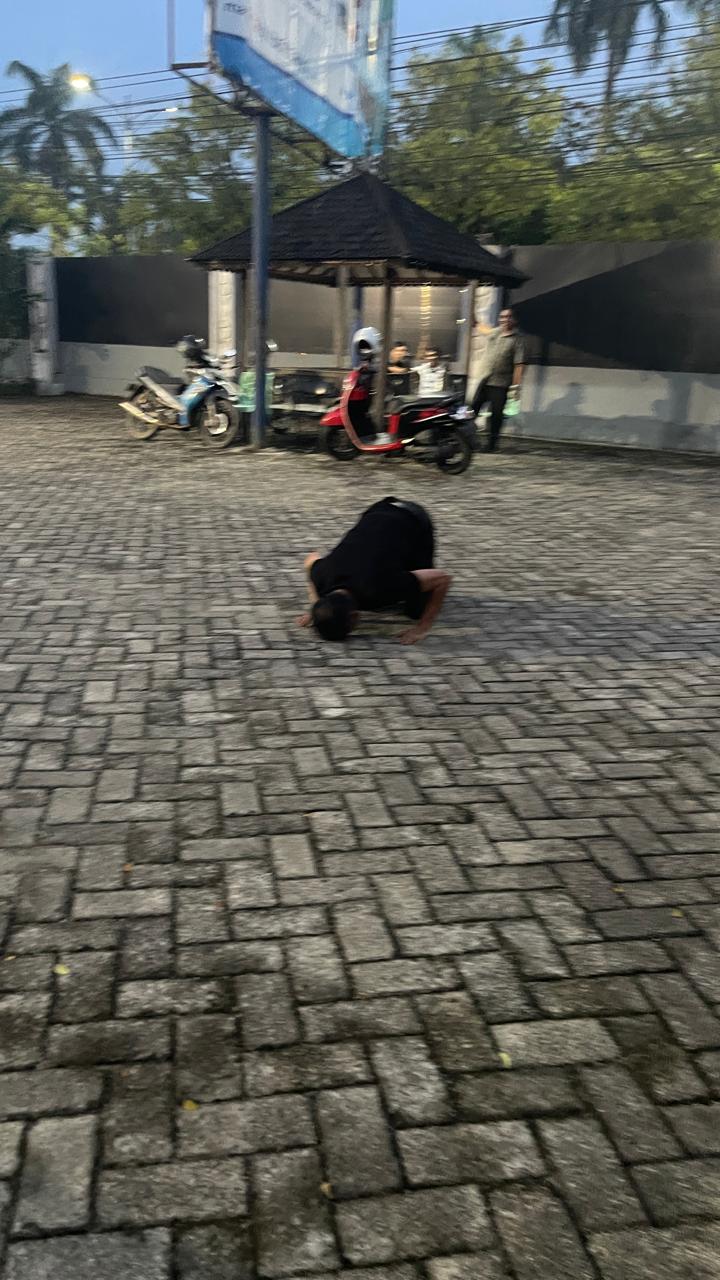 Rektor Univeritas Lambung Mangkurat (ULM) Prof Dr Ahmad Alim Bachri langsung sujud syukur di halaman rumah jabatan.