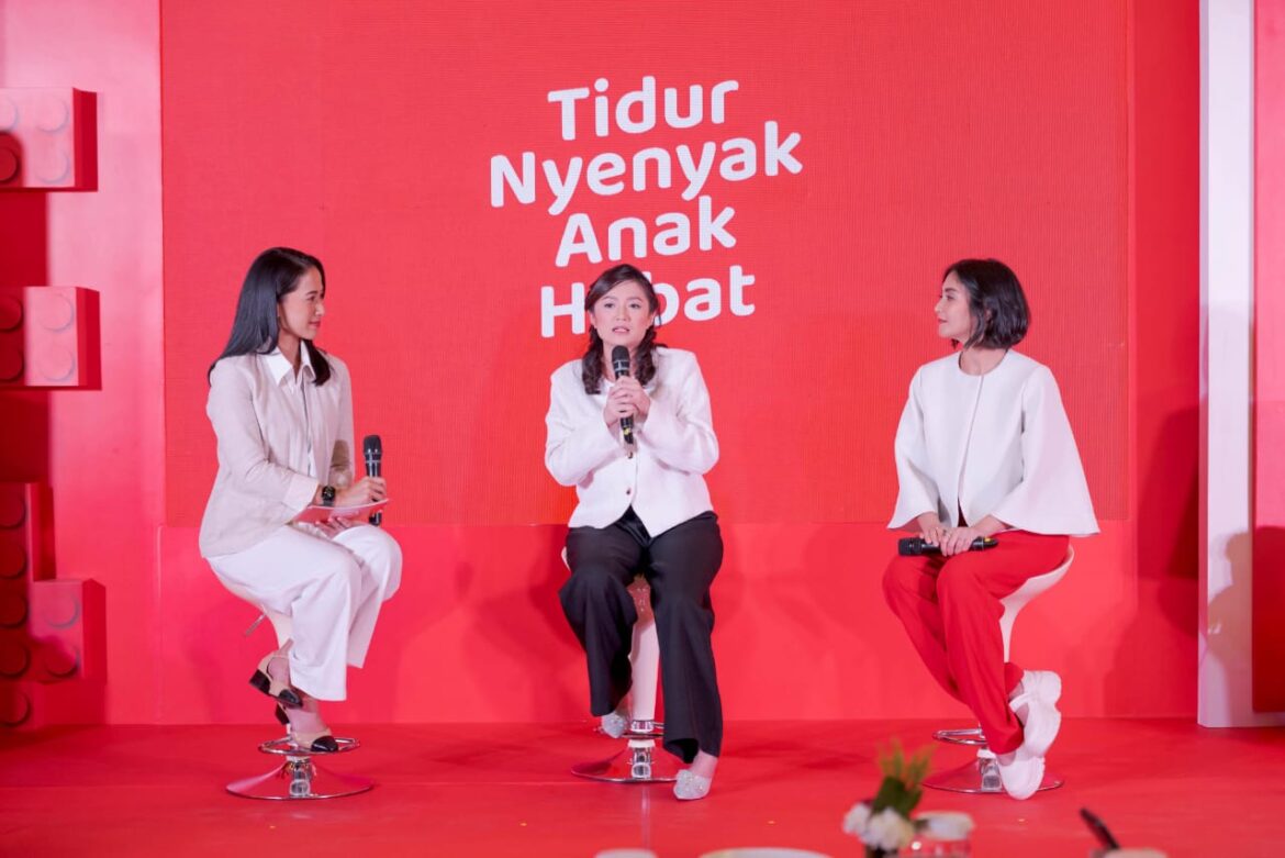 Teks foto Sesi Talk show mengenai pentingnya kualitas tidur bagi tumbuh kembang anak bersama Nucha Bachri, dr. Yuni Astria Sp.A dan Caca Tengker