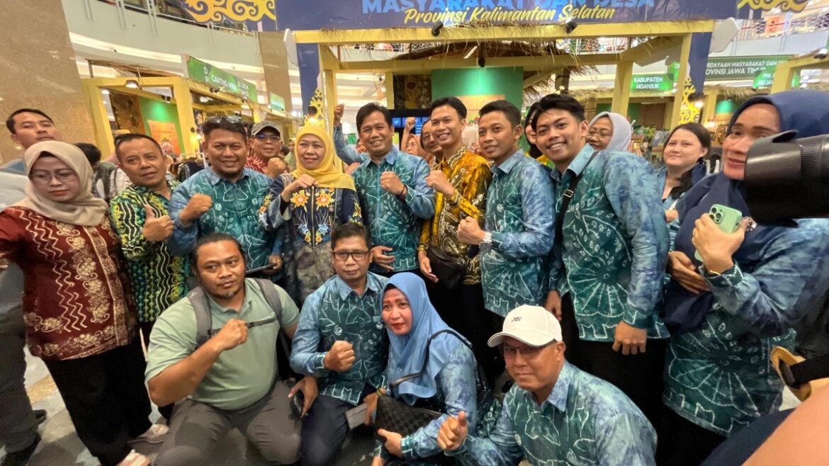 Jajaran DPMD Provinsi Kalsel dan pengurus BUMDesa berfoto bersama dengan Gubernur Jawa Timur, Khofifah Indar Parawansa (berdiri di tengah berjilbab kuning) pada kegiatan PAKASI 2025 di Surabaya, Kamis (29/05/2025).(foto:dok.younkfariady).