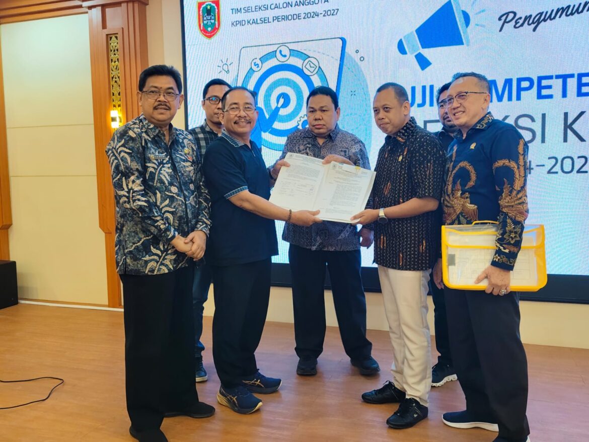 Tim Seleksi menyerahkan dokumen hasil seleksi calon anggota KPID Kalsel kepada Komisi I DPRD Provinsi Kalsel.(foto : ist)