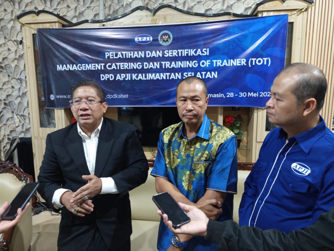 Wakil Ketua Umum APJI Bidang Pelatihan dan Ketenagakerjaan Chef Handy Wahyu S Bersama Ketua APJI Kalsel H Aftahudin
