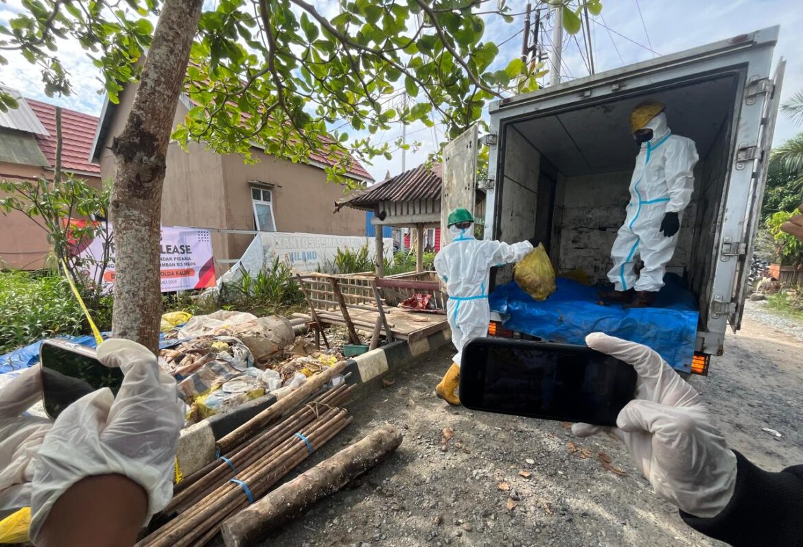 Petugas saat mengangkut puluhan dus limbah medis yang ditemukan dibuang sembarangan di wilayah Kertak Hanyar (Foto Iman Satria)