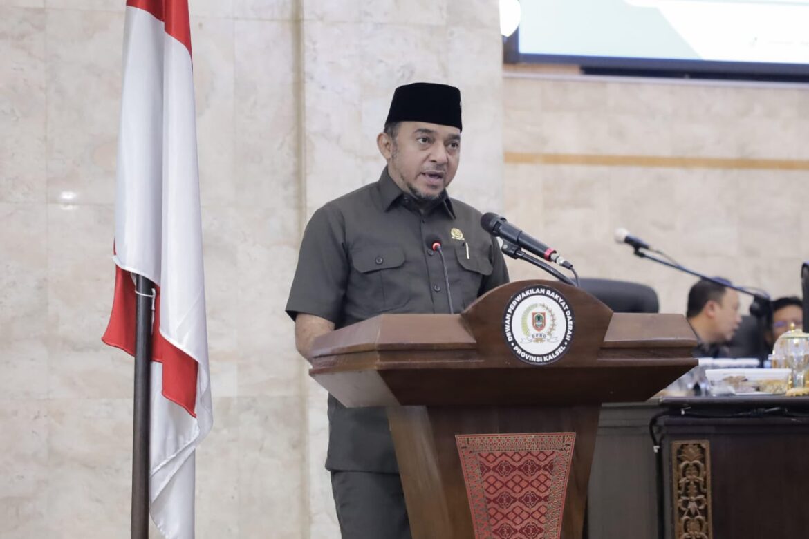 Juru bicara Fraksi PKB DPRD Provinsi Kalsel Habib Farhan Husein BSA, ST saat menyampaikan pandangan umum fraksinya dalam rapat paripurna.(foto : humasdprdkalsel)