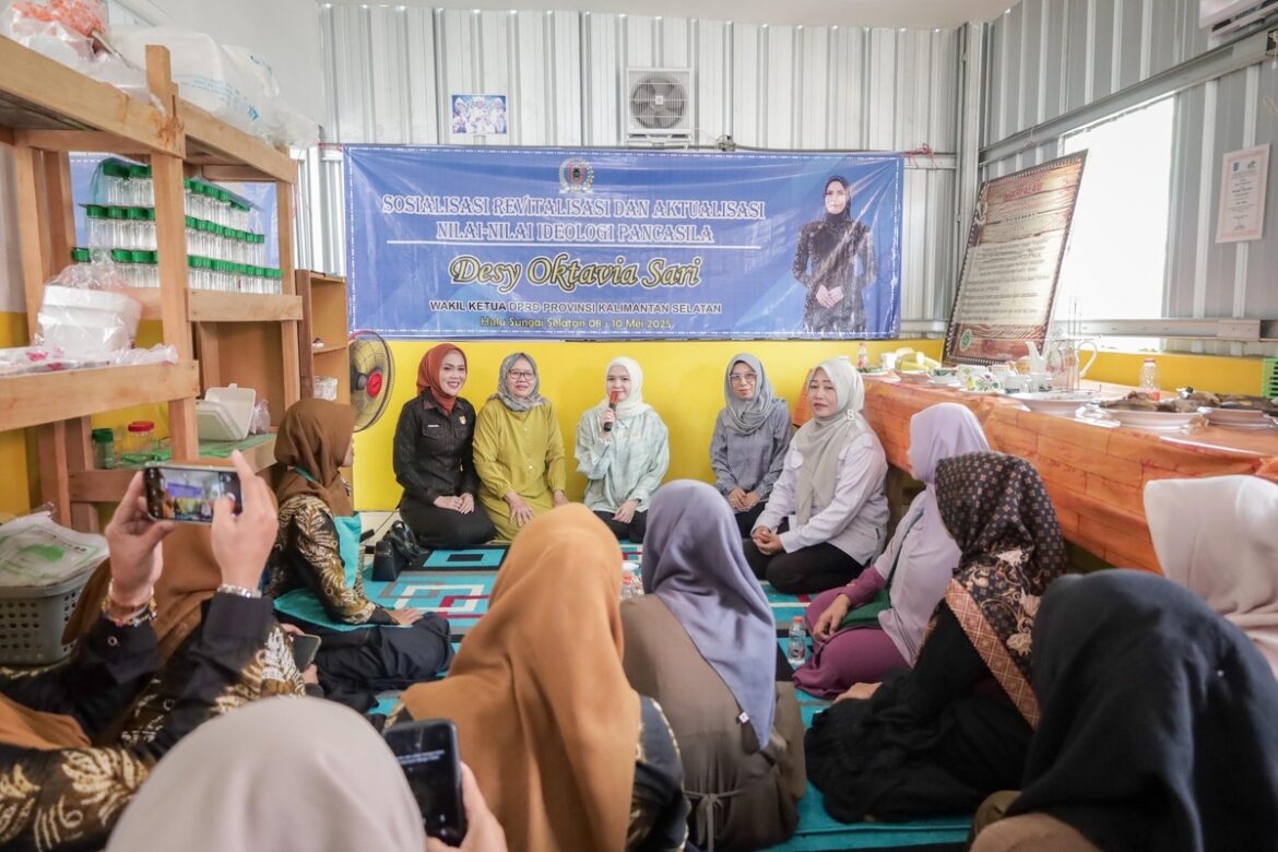 Wakil Ketua DPRD Provinsi Kalsel Desy Oktavia Sari saat menggelar Sosialisasi Revitalisasi dan Aktualisasi Nilai-Nilai Ideologi Pancasila di Kecamatan Telaga Langsat Kabupaten HSS.(foto : humasdprdkalsel)