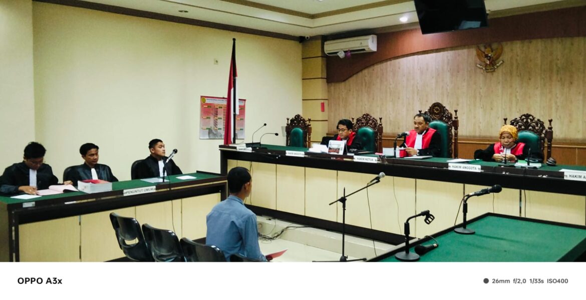 JPU yang juga Kasi Pidsus Kejari HSU Akhmad Zahedi Fikry, SH MH saat membacakan dakwaan untuk terdakwa dugaan korupsi dana desa di desa Rantau Karau Hulu, Kabupaten Hulu Sungai Utara