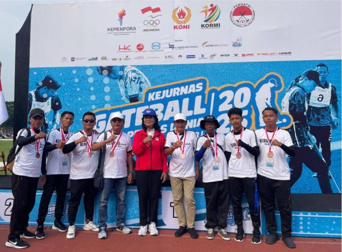 Kontingen Gateball Kalsel saat mengikuti Kejurnas Gateball 2025 di Jabar. (foto: ist/brt)