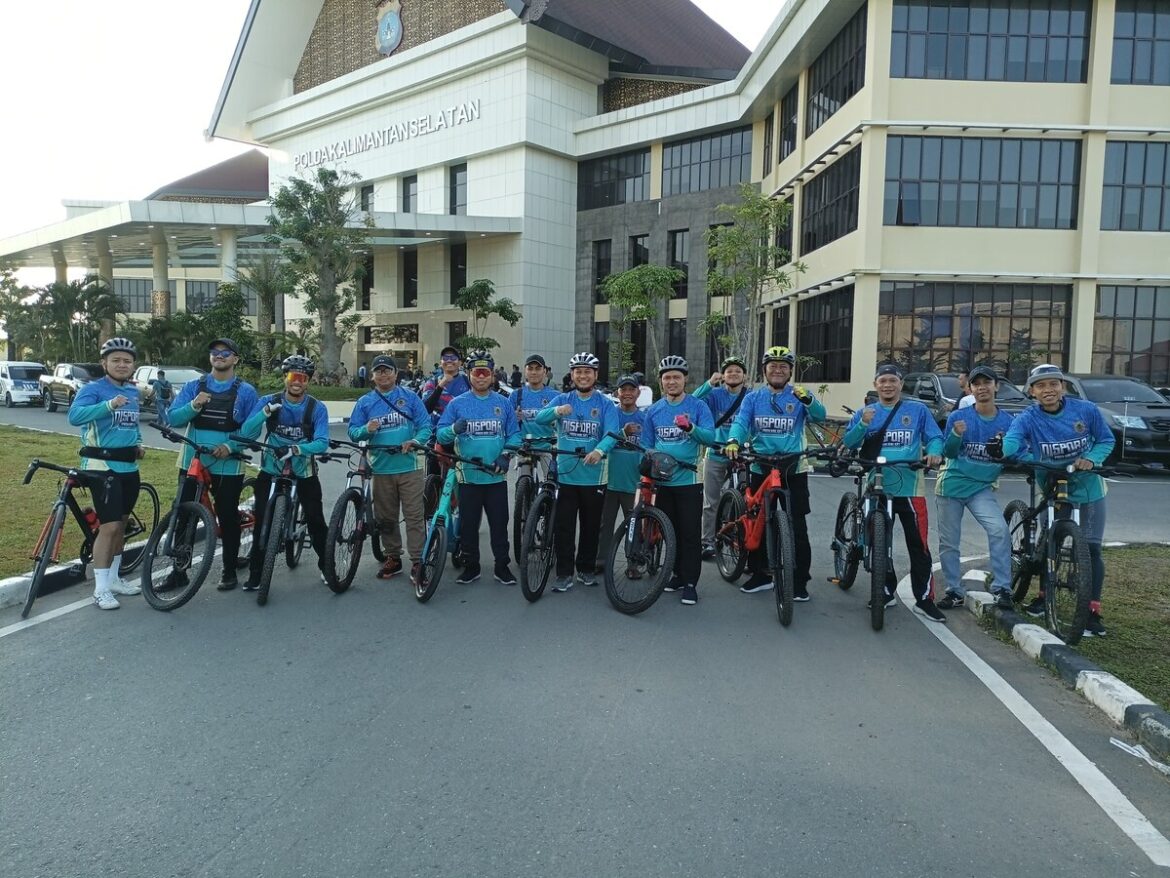 Tim Dispora Kalsel saat mengikuti Gowes Forkopimda bersama Gubernur Kalsel, H.Muhidin, Minggu (4/5/2025) di Banjarbaru. (foto: Tolah/brt)