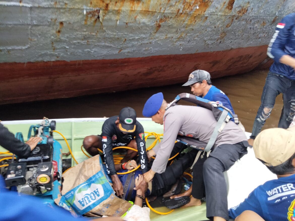 Korban Tenggelam bernama Amat di Sungai Barito Pelabuhan Trisakti Banjarmasin saat ditemukan pihak relawan dan Sat Polair Polresta Banjarmasin, Sabtu (14/6/2025) sore. (foto: istimewa)