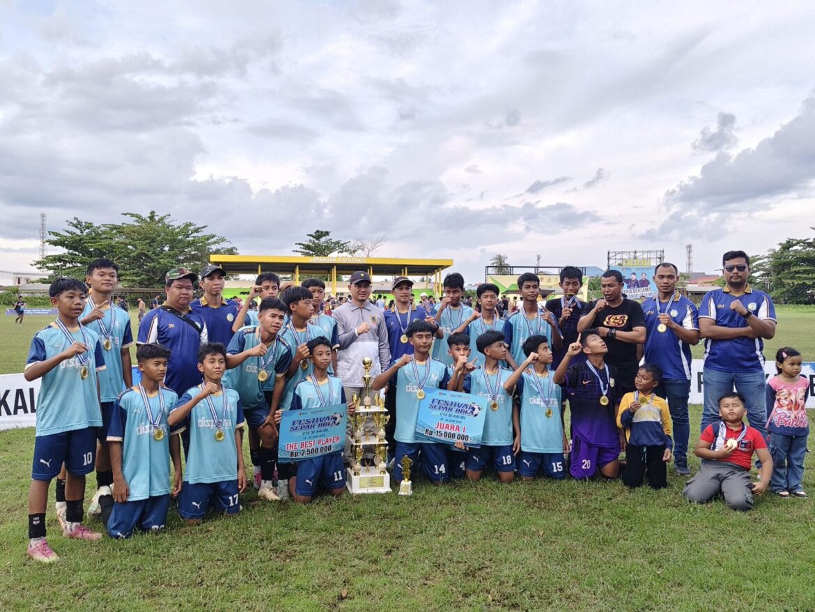 SSB Tuntung Pandang Tanah Laut memboyong trofi juara Festival Sepak Bola U-14 se-Kalsel 2025. (foto: ist/brt)