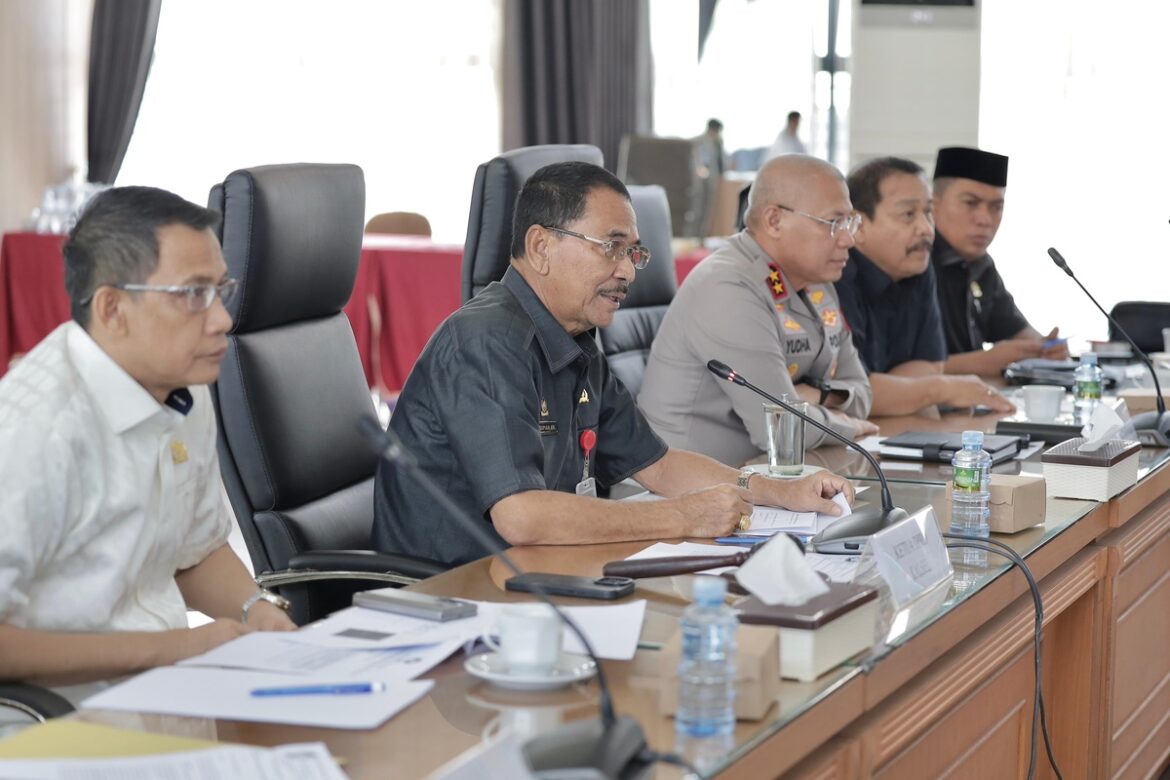 Ketua DPRD Provinsi Kalsel Dr (HC) H Supian HK, SH, MH pimpin audensi dengan Komunitas Driver Online Bersatu Kalsel dihadiri Kapolda Kalsel Irjen Pol Rosyanto Yudha Hermawan, SIK, SH, MH, instansi terkait dan anggota Komisi III dan IV DPRD Provinsi Kalsel.(foto : humasdprdkalsel)