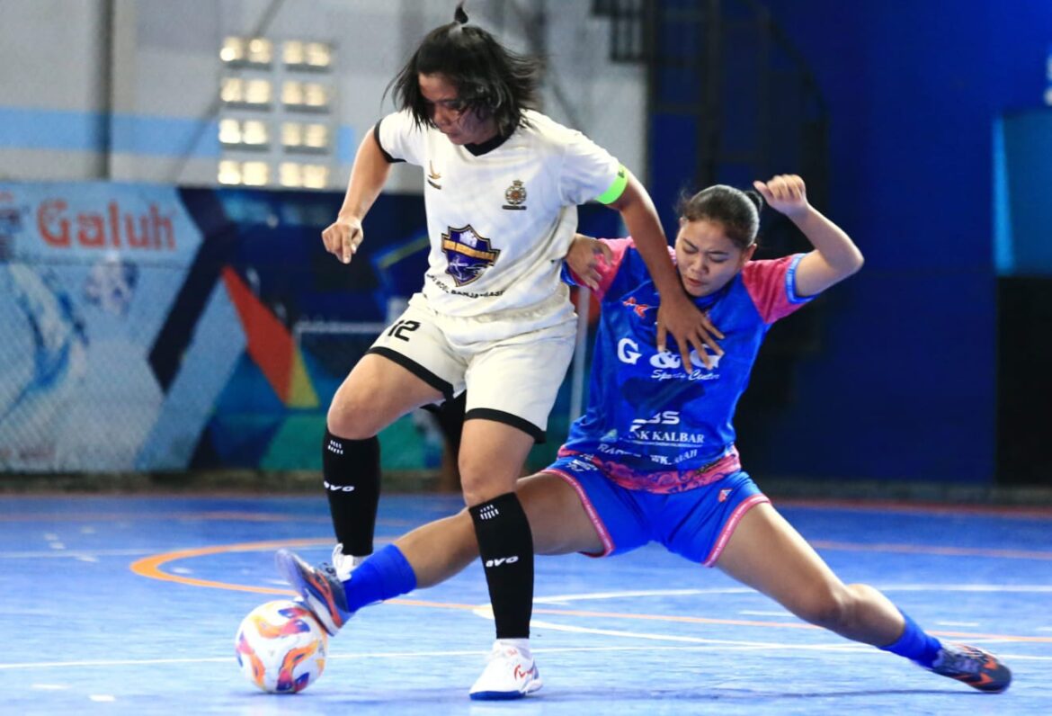 Salah satu pertandingan kelompok putri di hari pertama babak 38 besar Nusantara Futsal League (NFL) Nasional 2025, Senin (23/6) hingga Minggu (29/6) di Borneo Indoor Futsal, Banjarmasin. (foto: ist/brt)