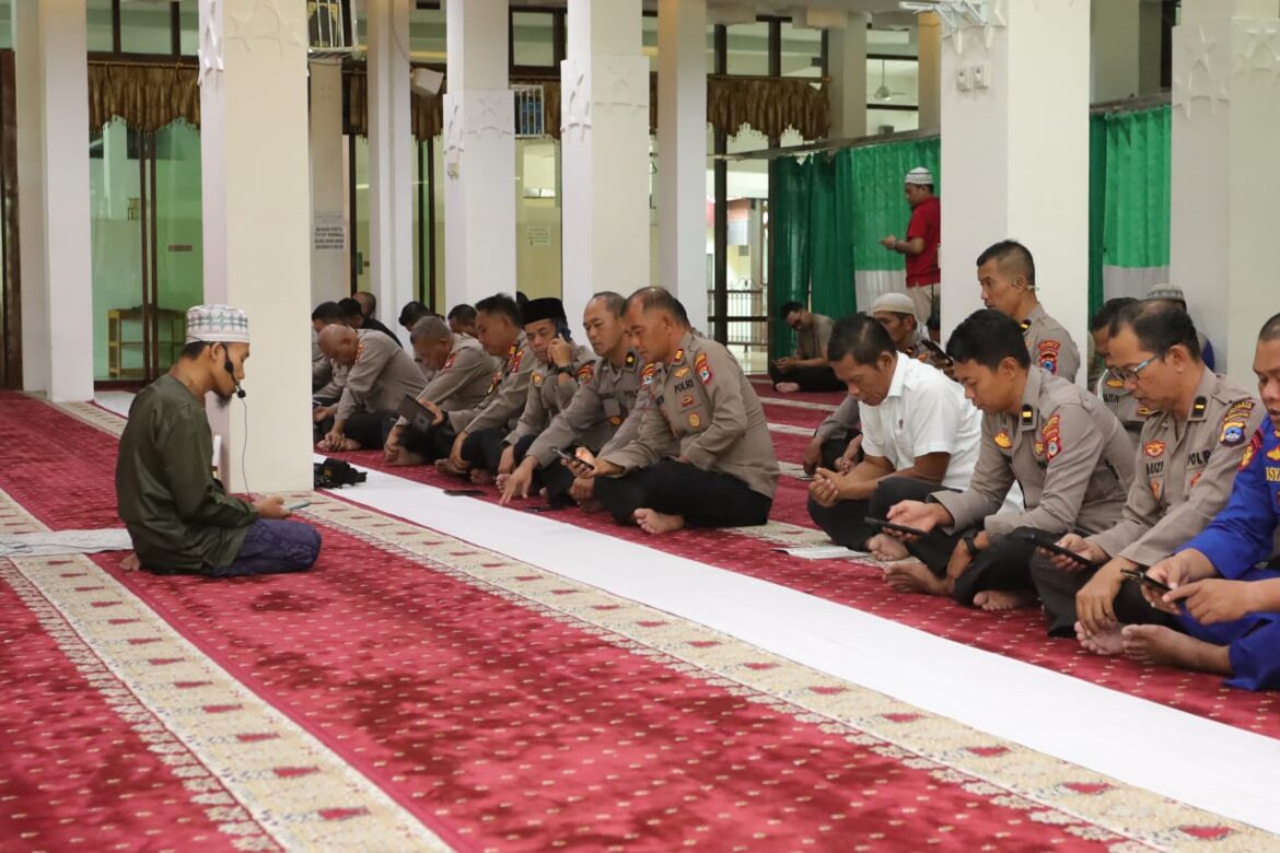 Zikiran dan Doa digelar anggota Polresta Banjarmasin di Masjid Al-Muhtadin berlangsung hikmat, Rabu (18/6/2025) siang. (foto:istimewa)