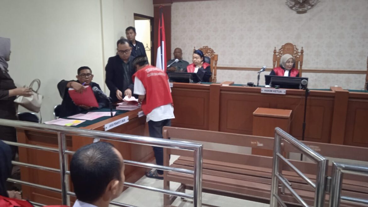 KURIR SABU DIVONIS - M. Dendy Wardhana saat menandatangani berita acara usai divonis oleh majelis hakim PN Banjarmasin yang diketuai Cahyono Reza Adrianto, SH. (foto: istimewa)