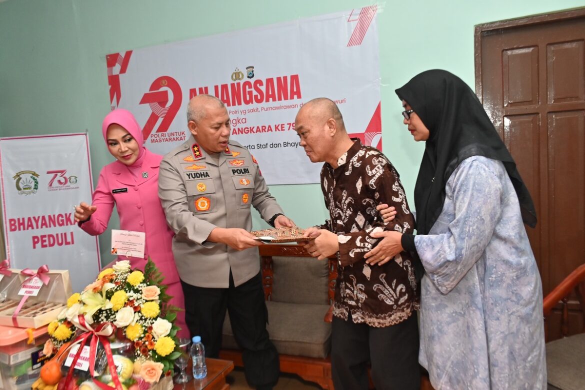 Kapolda Kalsel Irjen Pol Rosyanto Yudha Hermawan bersama Ketua Bhayangkari Daerah Kalsel Ny. Yennie Rosyanto Yudha saat mengunjungi kediaman Kompol Anto, Selasa (24/6/2025). (foto: humas/brt)