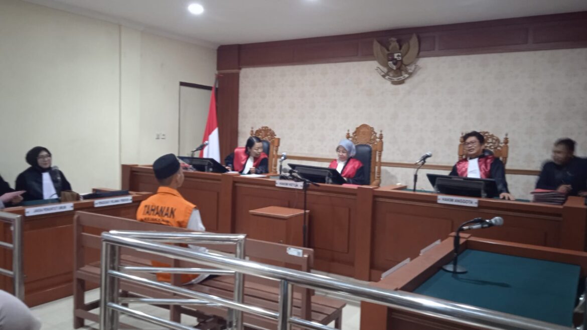Terdakwa Andhika Gayu saat mendengarkan vonis majelis hakim atas tindakan penganiayaan yang dia lakukan. (foto: istimewa)