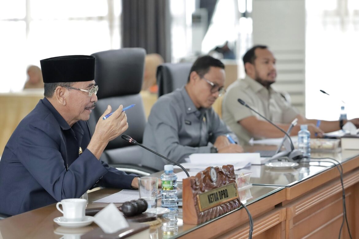 Ketua DPRD Provinsi Kalsel Dr (HC) H Supian HK, SH, MH saat memimpin rapat pembahasan Rancangan KUPA dan Rancangan PPAS Perubahan Tahun Anggaran 2025 di Banjarmasin.(foto : humasdprdkalsel)