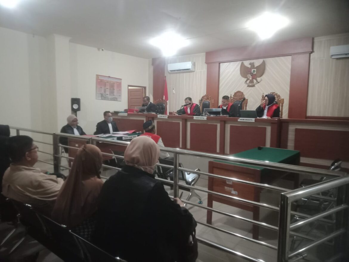 Wiwit Jatmiko nahkoda kapal KMN. Mina Pangestu yang tertangkap sedang menangkap Ikam menggunakan cantrang saat mendengarkan tuntutan jaksa.