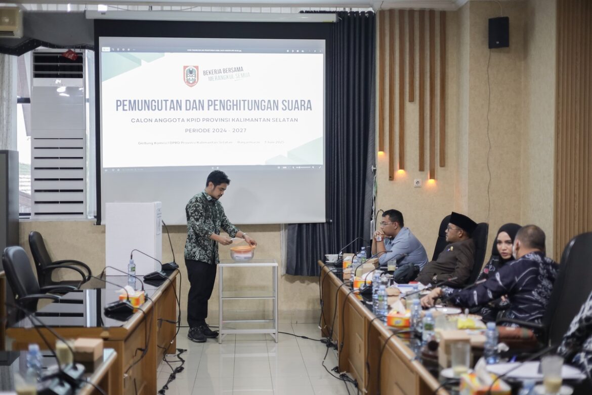 Ketua Komisi I DPRD Provinsi Kalsel H Rais Ruhayat, SH saat menggunakan hak pilihnya untuk memilih tujuh nama calon anggota KPID Provinsi Kalsel periode 2024-2027.(foto : humasdprdkalsel)