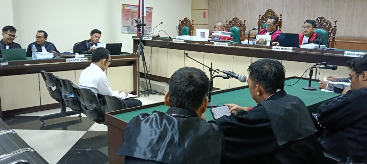 H.Ahmad saat membacakan sendiri pledoi secara pribadi pada sidang lanjutan di pengadilan Tipikor Banjarmasin (Foto Filarianti )