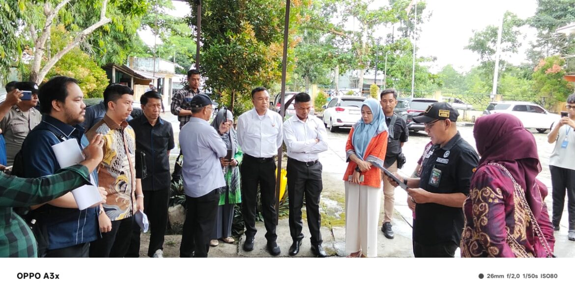 Pembacaan penetapan sita eksekusi yang dilakukan PN Banjarbaru atas lahan dan aset Yayasan Banua Bina Husada. (Foto Istimewa)
