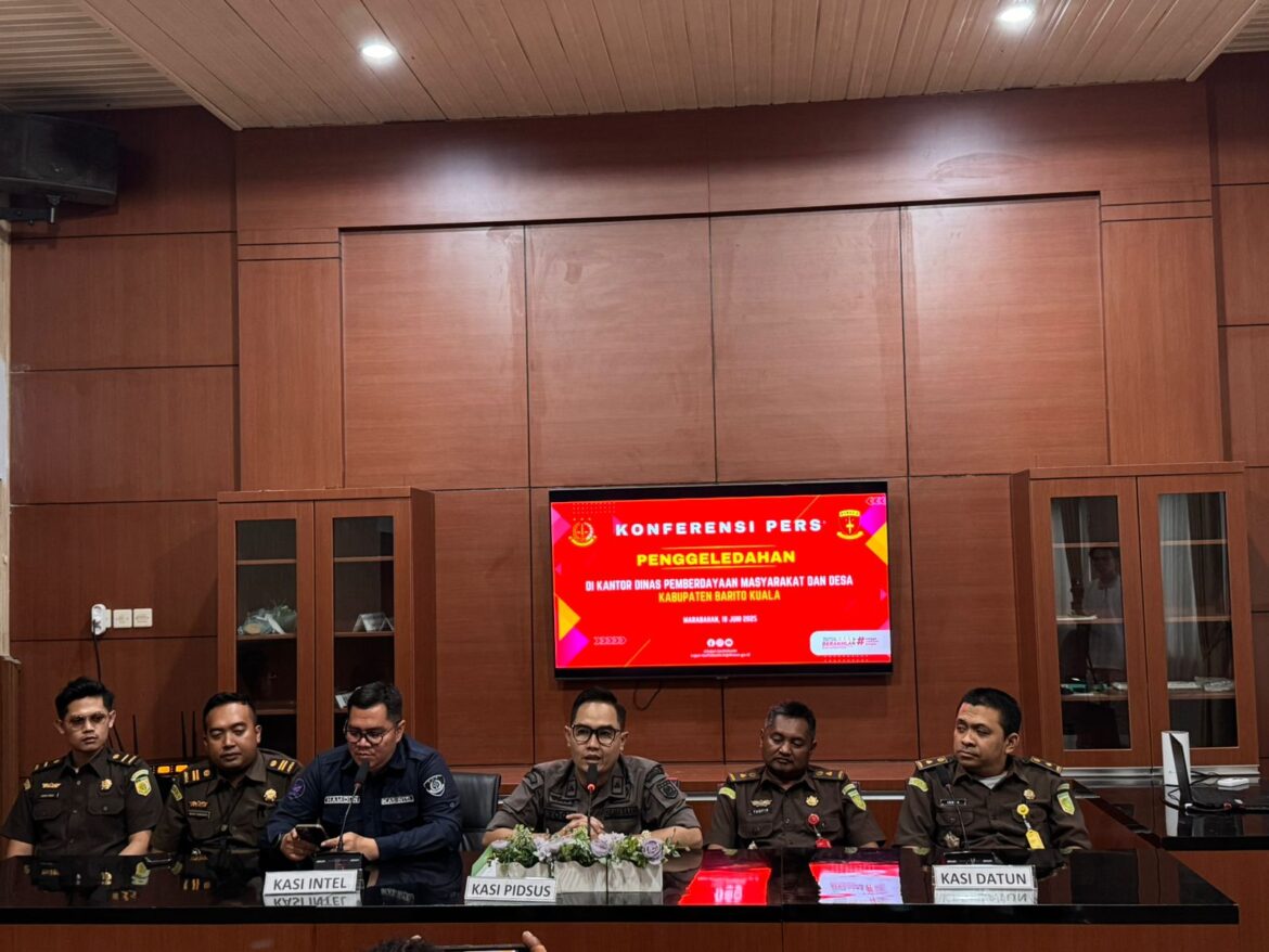 Penggeledahan yang dilakukan jajaran Kejari Batola dipimpin Kasi Pidsus M. Wida Prayogi Saputra, S.H., bersama Kasi Intelijen Mohammad Hamidun Noor, S.H., M.H (.Foto Istimewa )