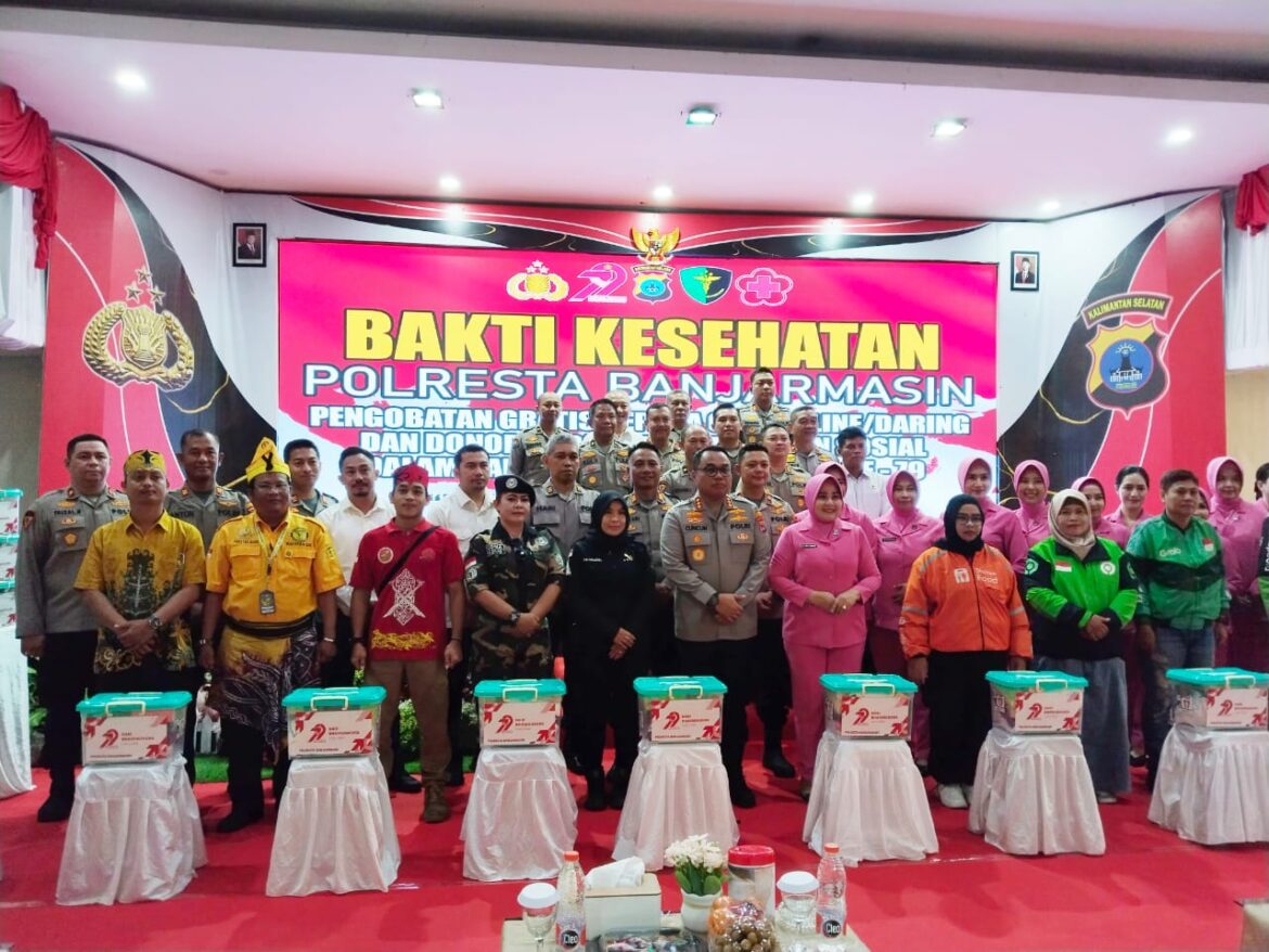 Foto bersama penerima sembako dalam rangka HUT ke-79 Bhayangkara bersama Kapolresta Banjarmasin Kombes Pol Cuncun Kurniadi dan jajaran PJU, Senin (16/6/2025) pagi. (foto:sum/brt)