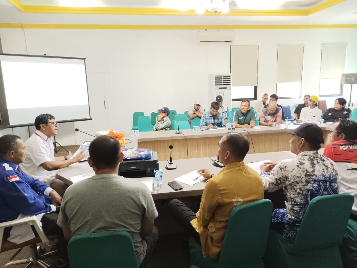 Technical meeting dan pengundian tim peserta Festival Sepak Bola Legend U-45 Kalsel, Kamis (12/6/2025) siang di Kantor Dispora Kalsel, Banjarmasin. (foto: Tolah/brt)