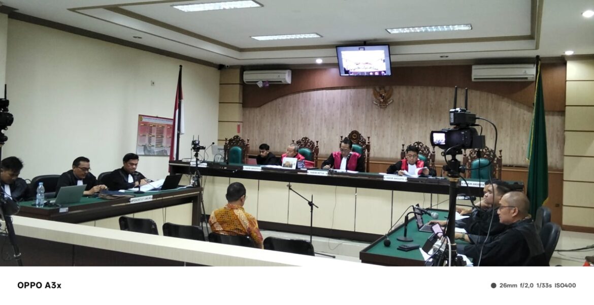 Mantan Kadis PUPR Kalsel Ahmad Solhan saat membacakan pledoi secara pribadi pada sidang lanjutan di Pengadilan Tipikor Banjarmasin (Foto Filarianti)