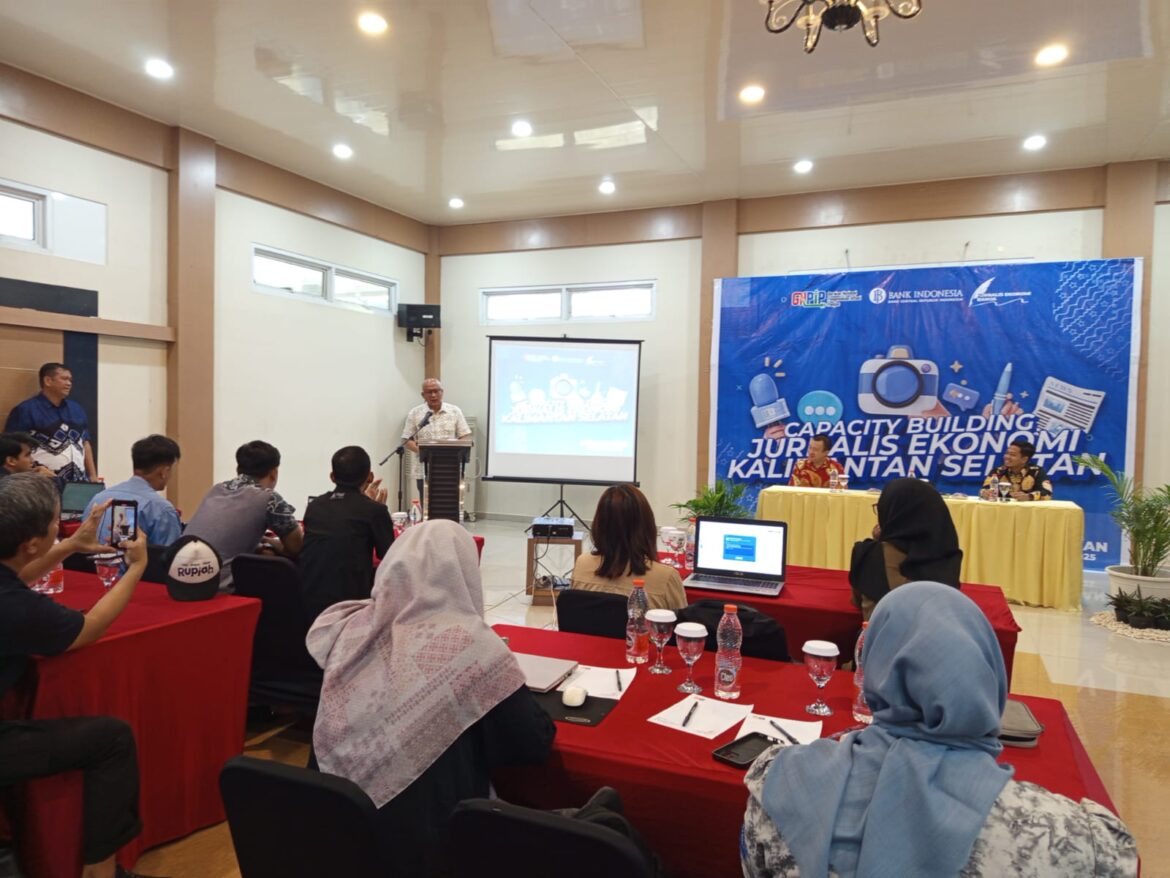 Kepala Perwakilan (KPw) Bank Indonesia (BI) Provinsi Kalimantan Selatan (Kalsel) Fadjar Majardi saat membuka Capacity Building Jurnalis Ekonomi Kalimantan Selatan digelar Bank Indonesia didukung Jurnalis Ekonomi Banua dan Gerakan Nasional Pengendalian Inflasi Pangan (GNPIP) di Kota Kandangan