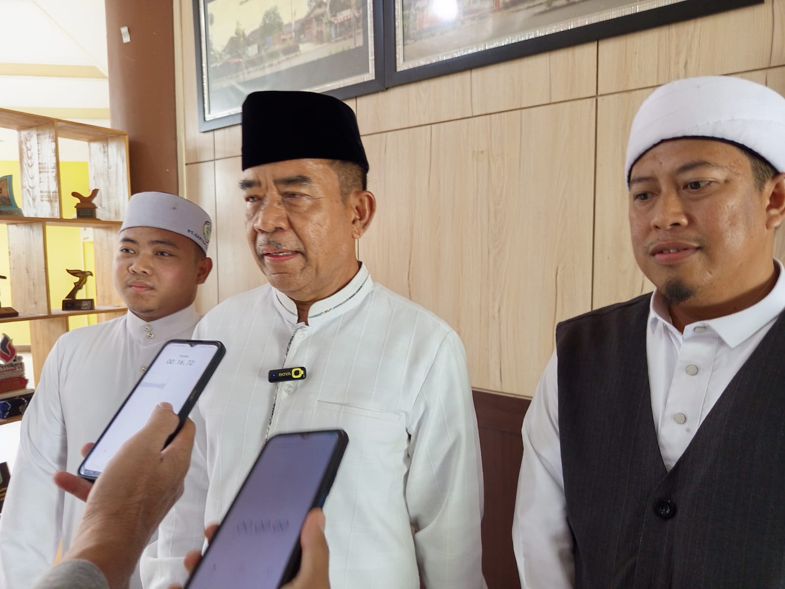Pembina MDT Bumi Graha Lestari dan Husada H Anwar Hadimi didampingi Mudir MDT Bumi Graha Lestari dan Husada ustadz Taufiqurrahman.