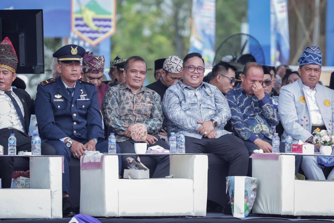 Dua anggota DPRD Provinsi Kalsel Dapil VI, H Firmansyah dan Adrizal saat menghadiri Peringatan Hari Jadi ke-75 Kabupaten Kotabaru Tahun 2025, yang berlangsung di Lapangan Siring Laut.(foto : humasdprdkalsel)