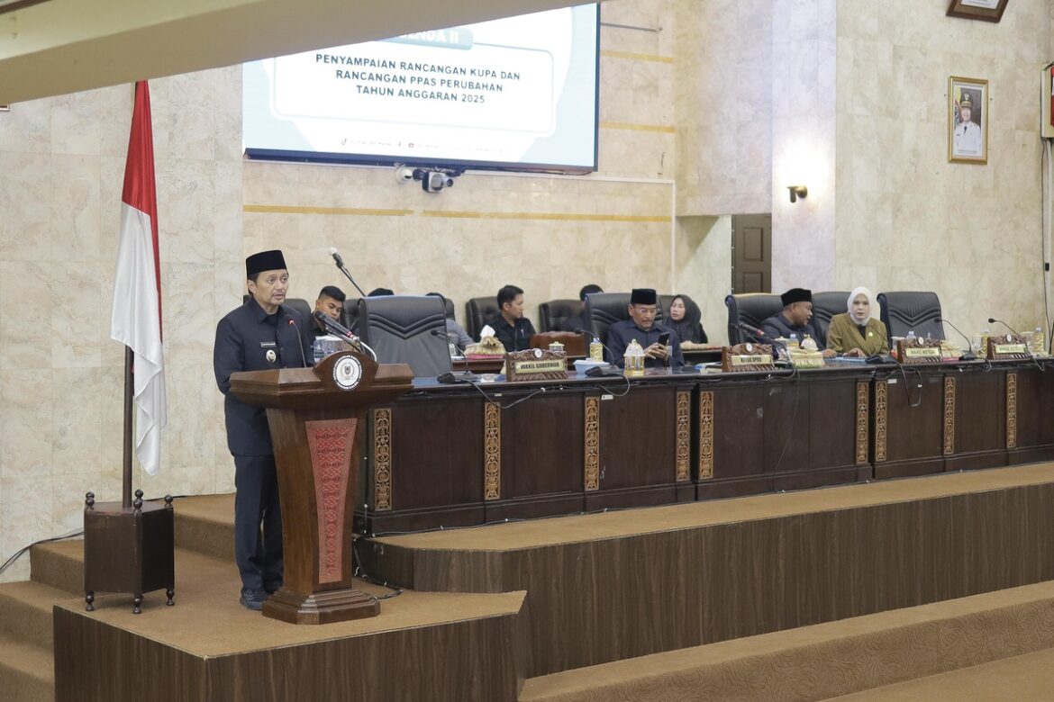 Wakil Gubernur Kalsel H Hasnuryadi Sulaiman menyampaikan Rancangan Kebijakan Umum Perubahan Anggaran (KUPA) dan Rancangan Prioritas Plafon Anggaran Sementara (PPAS) Perubahan Tahun Anggaran 2025 dalam rapat paripurna DPRD Provinsi Kalsel.(foto : humasdprdkalsel)
