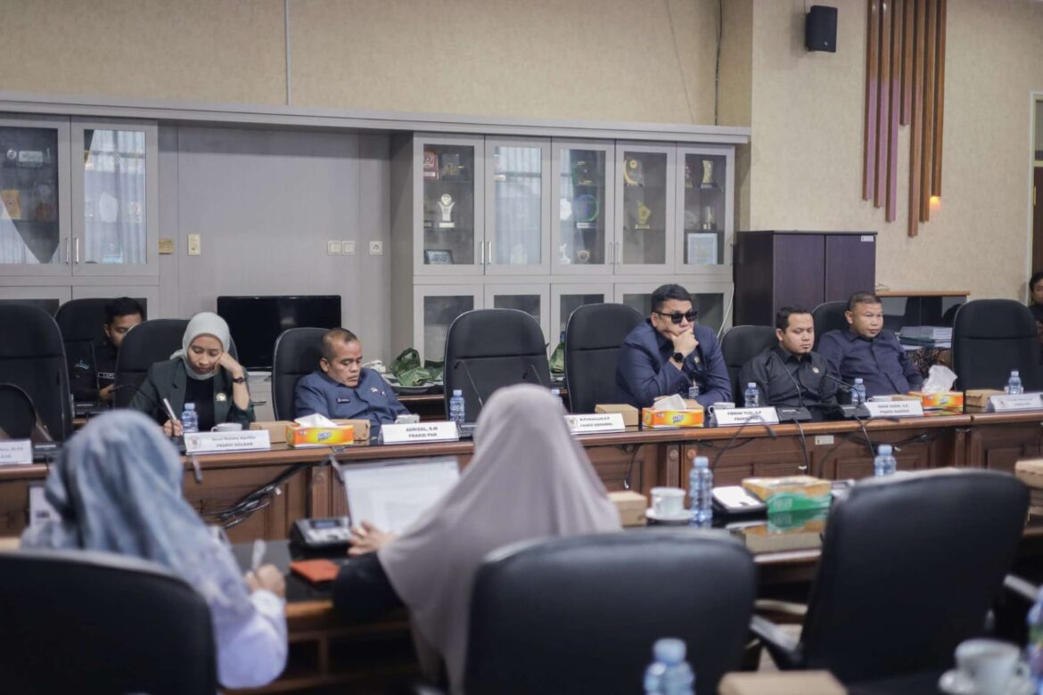 Pansus II DPRD Provinsi Kalsel menggelar rapat membahas Raperda tentang Penyelenggaraan Pangan.(foto : humasdprdkalsel)