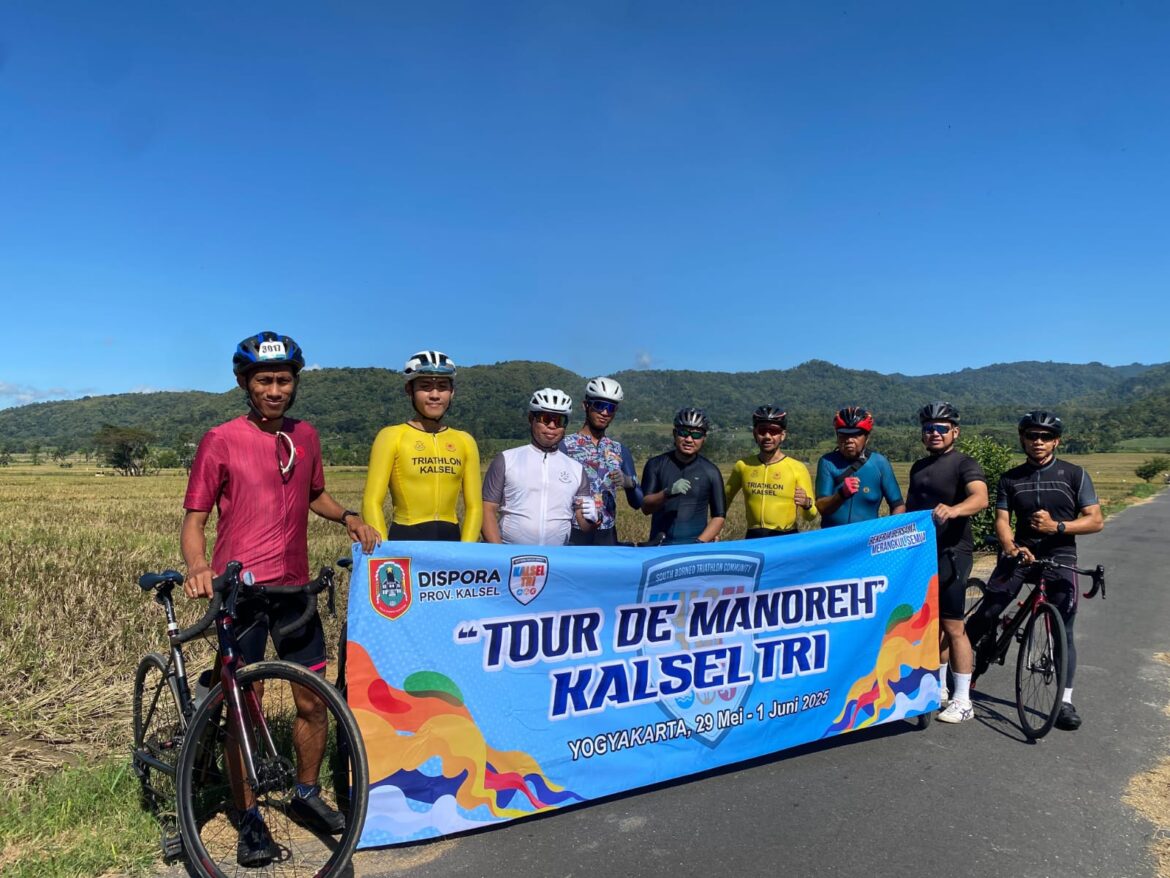 Tim triathlon bersama komunitas sepeda Kalsel saat di Manoreh View. (foto: ist/brt)