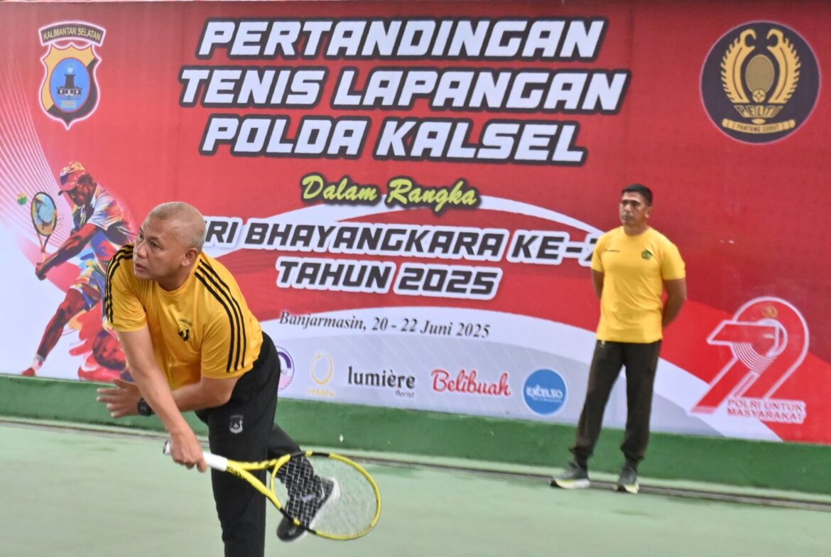 Kapolda Kalsel Irjen Pol Rusyanto Yudha Hermawan dan Danrem 101/Antasari Brigjen TNI Ilham Yunus berduet dalam laga eksibisi tenis lapangan memperingati Hari Bhayangkara ke-79, Jumat (20/6/2025).(Foto: Iman Satria)