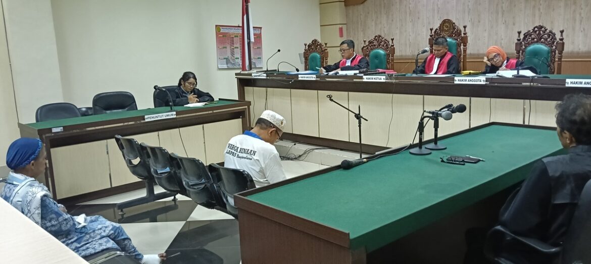 Ramadhani dan Tarwiyah akhirnya mendengarkan vonis majelis hakim atas perkara korupsi yang menjeratnya (Foto Filarianti)