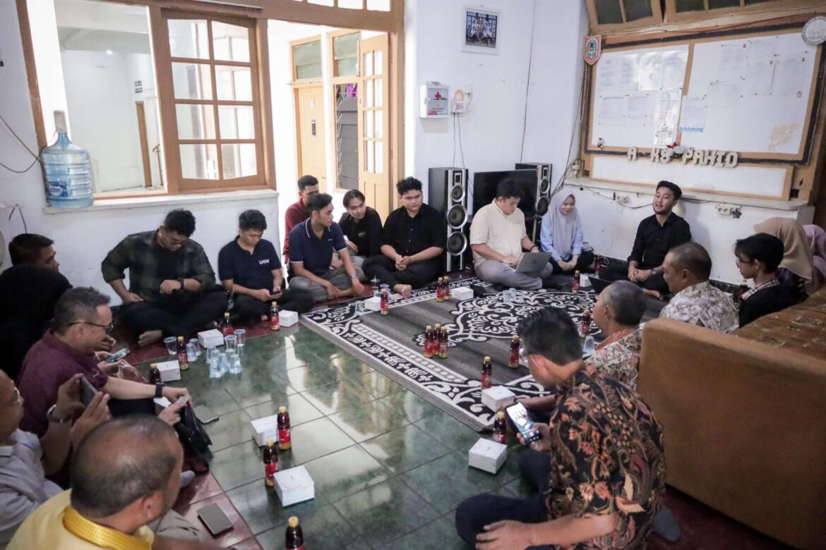 Mahasiswa Kalsel yang menghuni asrama di Yogyakarta menerima kunjungan rombongan Komisi I DPRD Provinsi Kalsel yang melakukan peninjauan untuk peningkatkan fasilitas dan kenyamanan asrama.(foto : humasdprdkalsel)