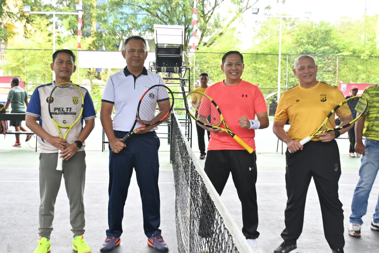 Kapolda Kalsel Irjen Pol Rusyanto Yudha Hermawan dan Danrem 101/Antasari Brigjen TNI Ilham Yunus berduet dalam laga eksibisi tenis lapangan memperingati Hari Bhayangkara ke-79, Jumat (20/6/2025).(Foto: Iman Satria)