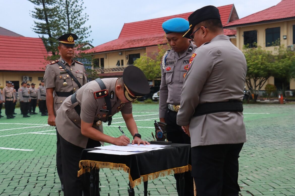 Kapolresta Banjarmasin Kombes Cuncun Kurniadi saat memimpin Sertijab Kapolsek Banjarmasin Tengah Kompol Eka Saprianto dengan Kompol Indra Agung Perdana Putra, Kamis (12/6/2025) pagi. (foto:istimewa).