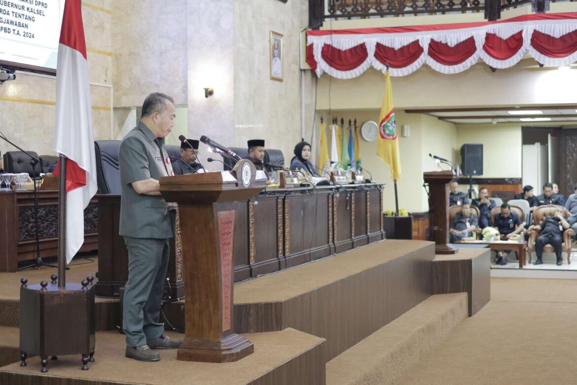 Penjabat (Pj) Sekdaprov Kalsel Muhammad Syarifudin menyampaikan tanggapan gubernur atas pandangan umum tujuh fraksi DPRD Provinsi Kalsel terhadap Raperda tentang Pertanggungjawaban Pelaksanaan APBD Tahun Anggaran 2024.(foto : humasdprdkalsel)